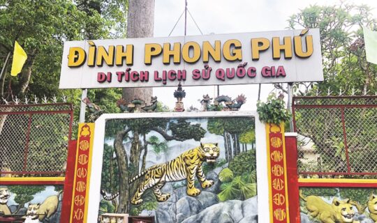 Bình phong Ông Cọp ở Đình Phong Phú, Quận 9. Ảnh: Lương Định